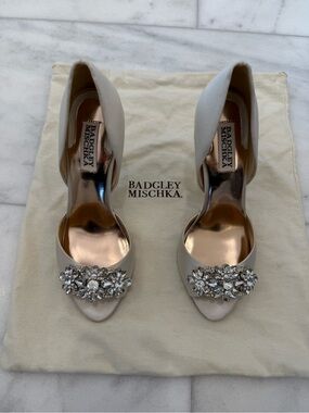 Badgley Mischka Jazmin d’Orsay Pumps in ivory satin Size 7.5
